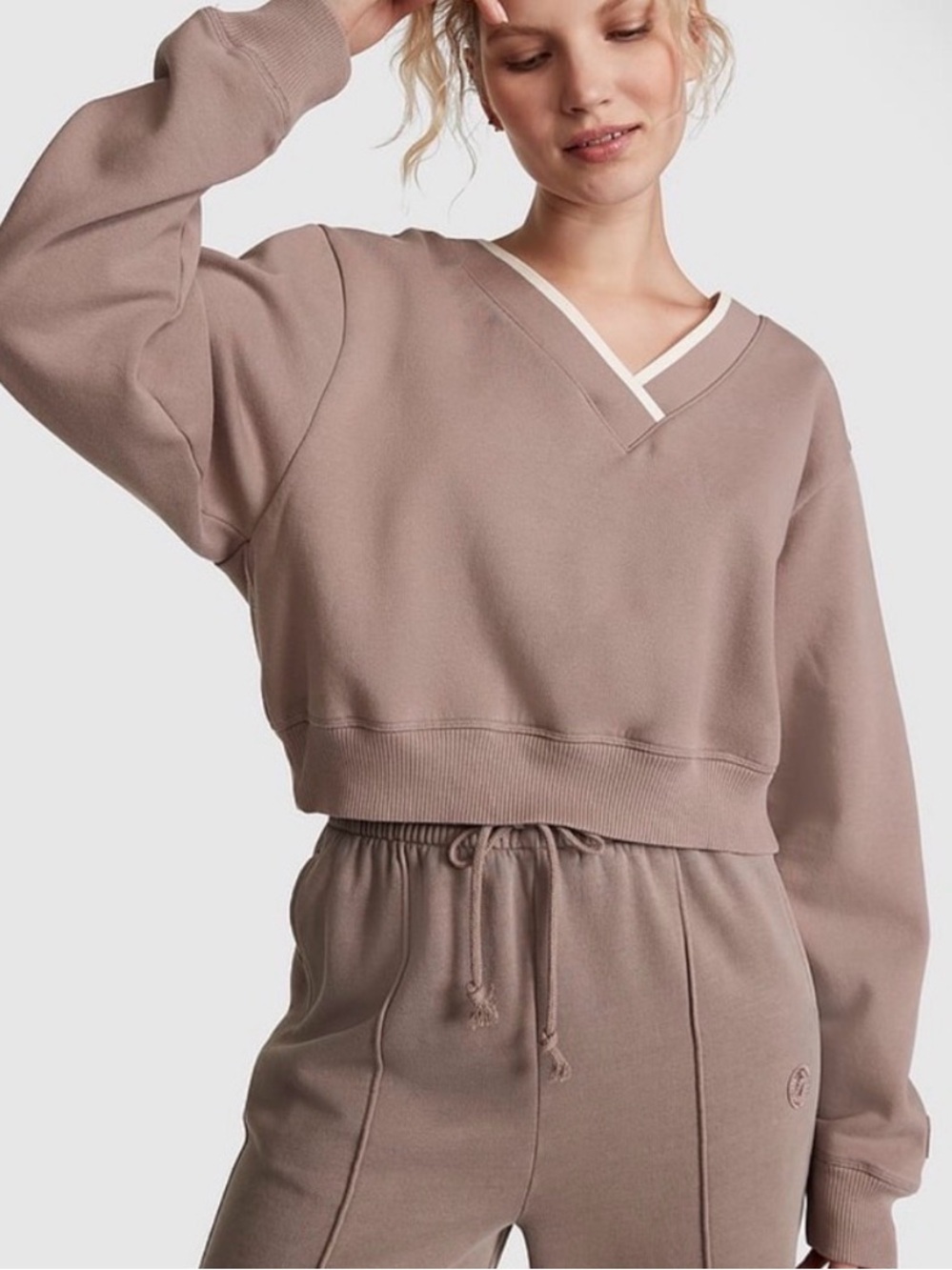 •• V-Neck Sweatshirt ••